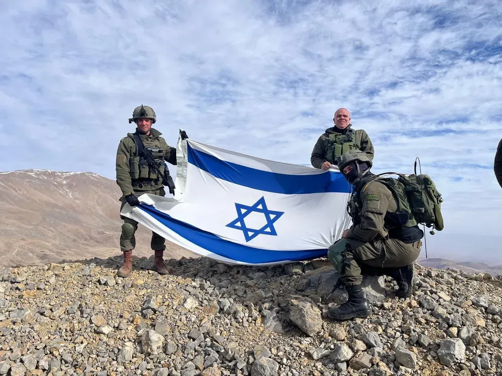Tsahal s’empare de sites stratégiques dans le secteur syrien du mont Hermon.