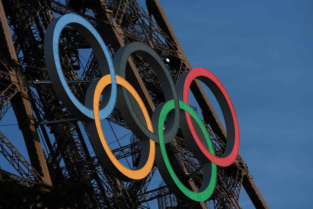 Les anneaux olympiques resteront de façon permanente sur la tour Eiffel après la fin des Jeux paralympiques.