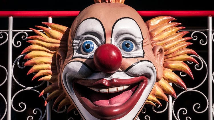Israël, Incroyable mais vrai. Les clowns entrent en jeu. Distribuer des « autocollants coeur » durant les manifestations en Israël..