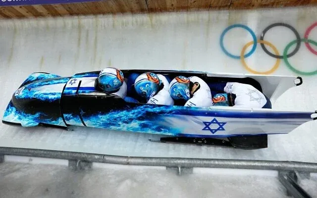 L’Histoire fabuleuse des bobeurs israéliens. Un sponsor accepte de verser une somme importante, à une seule condition : qu’un verset de la Torah soit floqué sur la coque du bobsleigh.