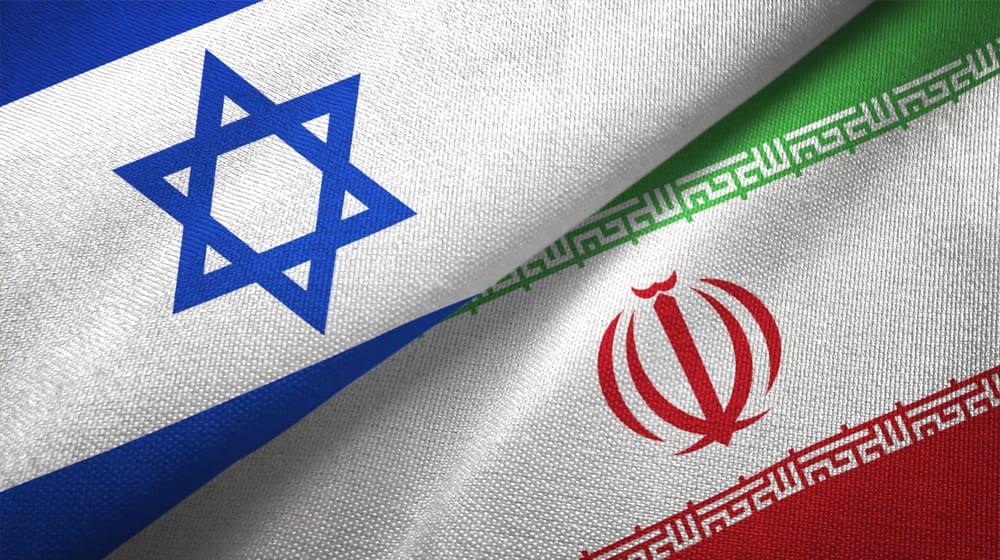 Un bébé miraculeusement sauvé des décombres de sa maison, détruite par un missile iranien.