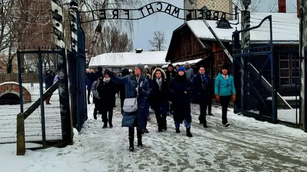 Des sportifs français visitent le camp d’Auschwitz-Birkenau.