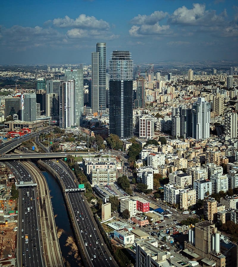 A proximité de Business France Tel-Aviv, des missiles iraniens tombent dans le complexe d’affaires de Ramat Gan.