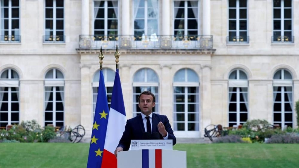 Un livre sur Emmanuel Macron. « Ce séducteur universel, qui drague utile ».