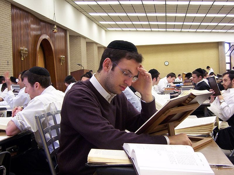 C’Israël. « Taux de réussite très élevé aux examens des juifs orthodoxes ». VRAI!