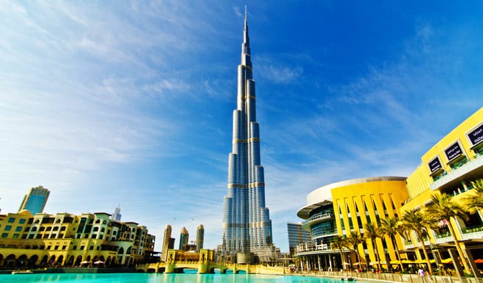 Yom Hashoah. La Tour Burj Khalifa de Dubaï illuminée aux couleurs d’Israël.