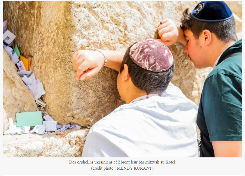 Israël-Ukraine. Célébration émouvante de bar mitzvah au Kotel.
