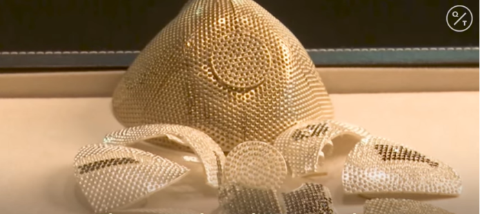 Un Record! Le designer israélien Isaac Levy vend un masque $1 Million.