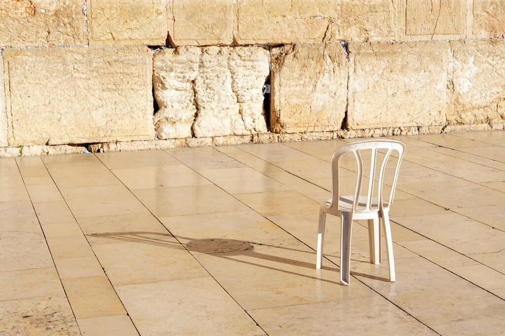 La chaise en plastique Keter, le meuble le plus emblématique d’Israël.