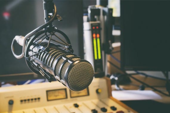Radio J. Emission en direct à 7h05. Strauss, Kitchen Hub, Flying SpArk, …