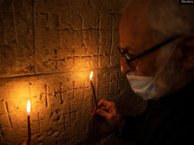 Lumière sur les mystérieuses croix murales du Saint-Sépulcre.