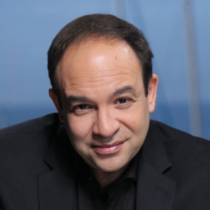 C’est i24 News. « Face à la mer, un immense open space réunit 150 journalistes ».