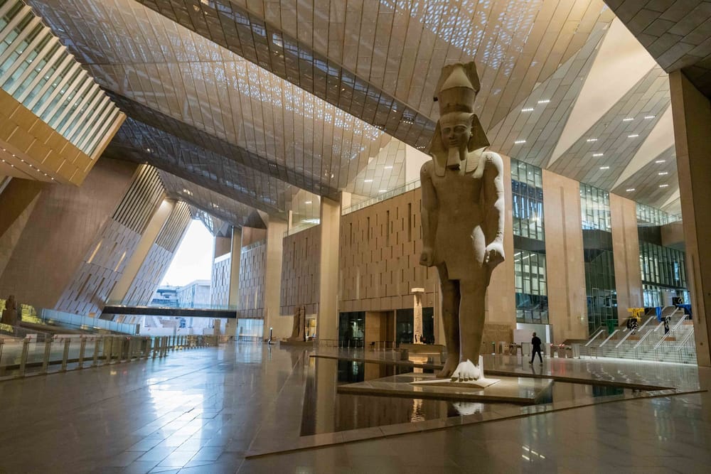 Le Grand Musée Égyptien ouvre ses portes et présente pour la première fois l’intégralité du tombeau de Toutankhamon.