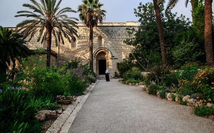 En Israël… Dans les monts de Judée, le village d’Abu Gosh.