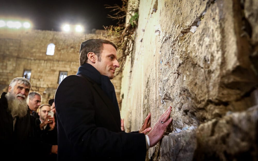 Mieux vaut en rire. Macron a Jérusalem selon BFM : Il rencontre Arafat 15 ans après sa mort!