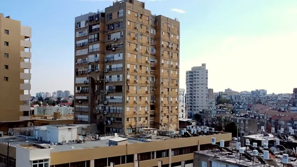 Question à IsraelValley. Les missiles iraniens ont-ils détruits la Tour Nahoum (Bat Yam) le « bâtiment le plus moche du monde”?