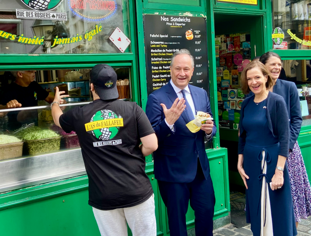 En marge des J.O de Paris, le mari de Kamala Harris lutte contre l’antisémitisme (et profite de la rue des Rosiers).