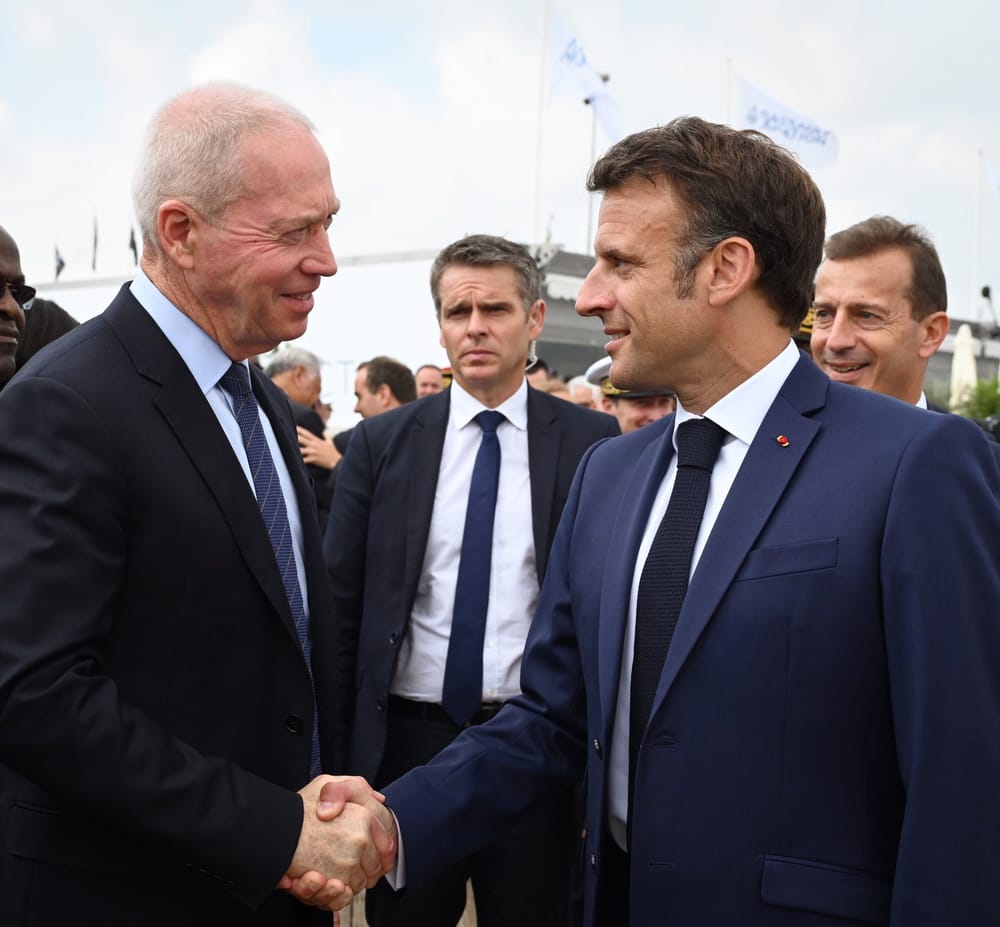 France-Israël. La photo du Jour. Au Bourget, une rencontre Yoav Gallant et Emmanuel Macron. Le jour viendra…