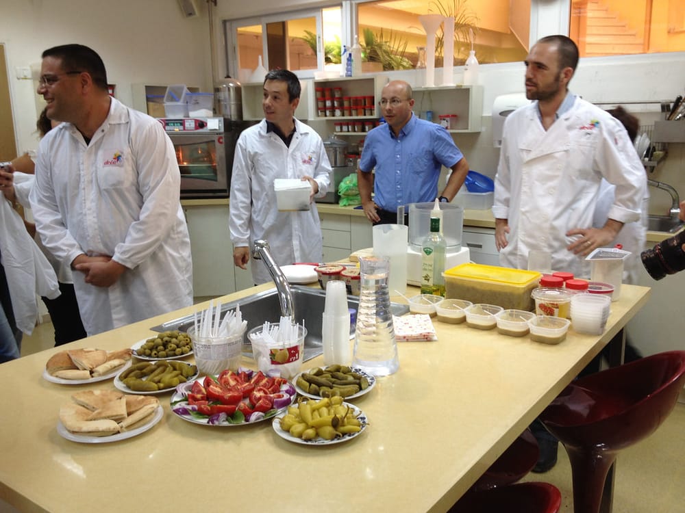 C’Israël. Humix (Strauss Group). Houmous frais en une pression de bouton.