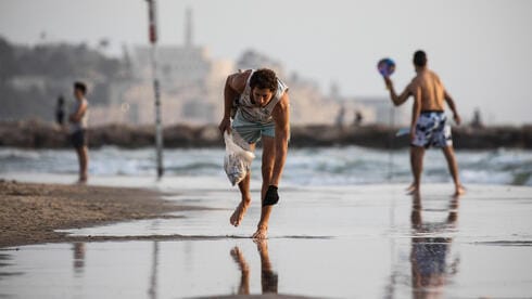 C’Tel-Aviv. Julian Melcer crée des œuvres d’arts avec des mégots.