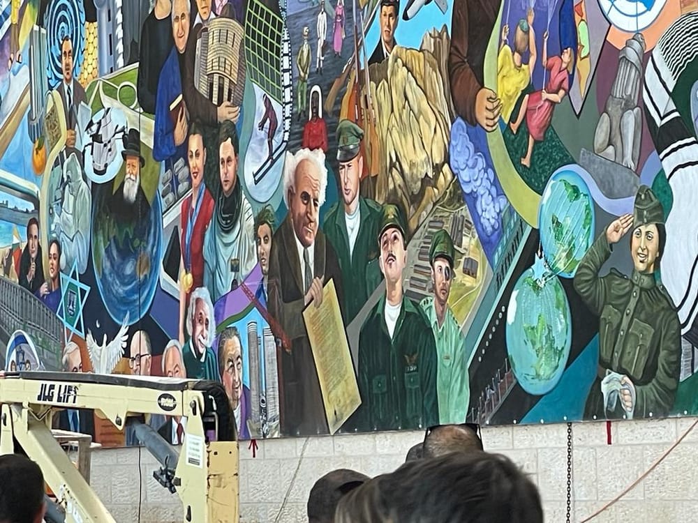 Une gigantesque fresque murale inaugurée à l’aéroport Ben Gourion.
