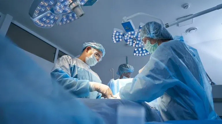 La chasse aux charlatans est active en Israël. La pratique d’injections d’acide hyaluronique par des personnes non autorisées.