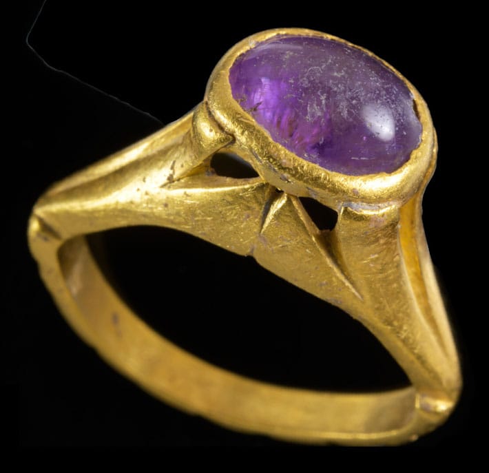 Une bague en or et améthyste découverte dans un vignoble byzantin en Israël.
