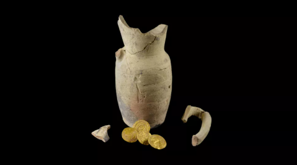 Une ancienne réserve d’or trouvée dans une cruche à Jérusalem.