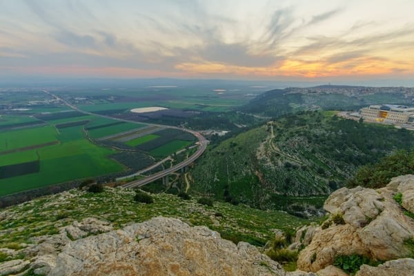Israël lance son plus grand projet solaire. Réduction des émissions de gaz à effet de serre.