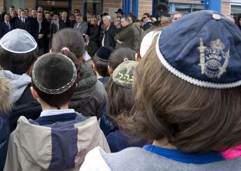 Yom HaShoah. En Israël les sirènes hurlent à 10 heures. Berlin, Jérusalem, Paris, Dubaï,…