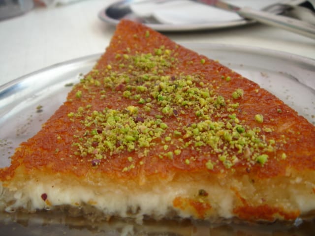 Plateaux de knafeh et autres kadaïfs. Le Ramadan va démarrer à Lod (Israël).