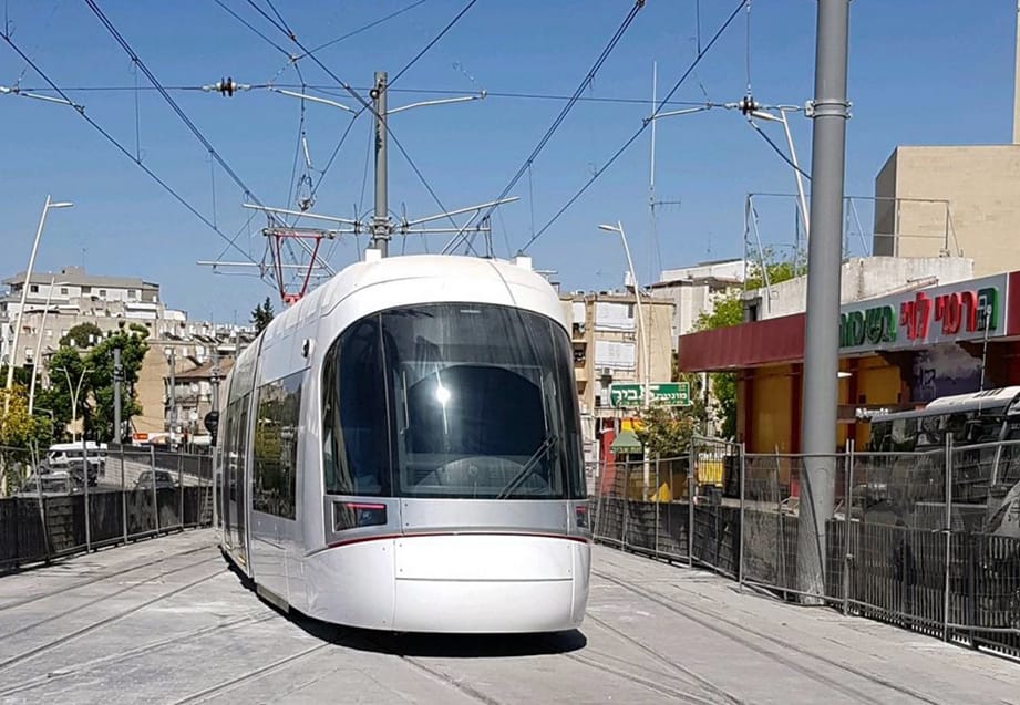 Tramway le Shabbat? En Israël, « les voitures tournent à plein fouet les weekends ».