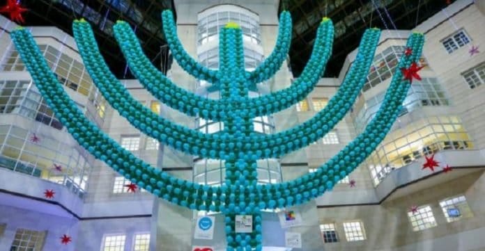 Israël en fête. Un chandelier (hanoukia) de 26 mètres de haut et 20 000 ballons.