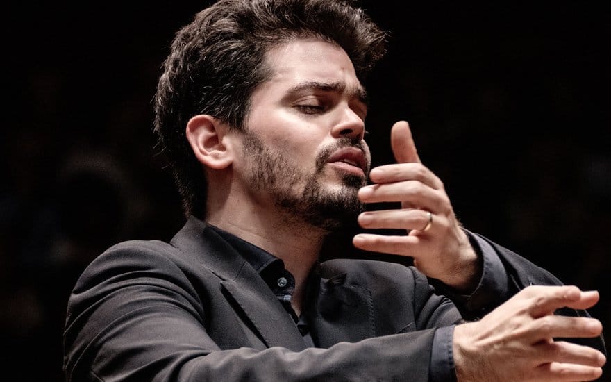Musique d’Israël. Lahav Shani sur la scène de la Philharmonie de Paris.