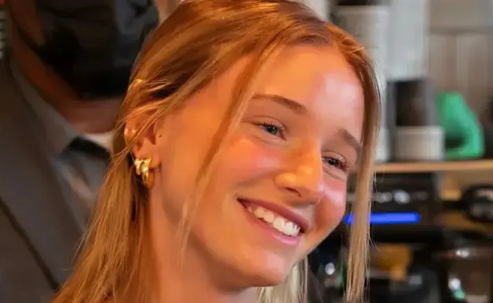 C’Israël. Bibi au Café. La jeune barista derrière le comptoir. Son sourire a rapidement conquis les internautes.