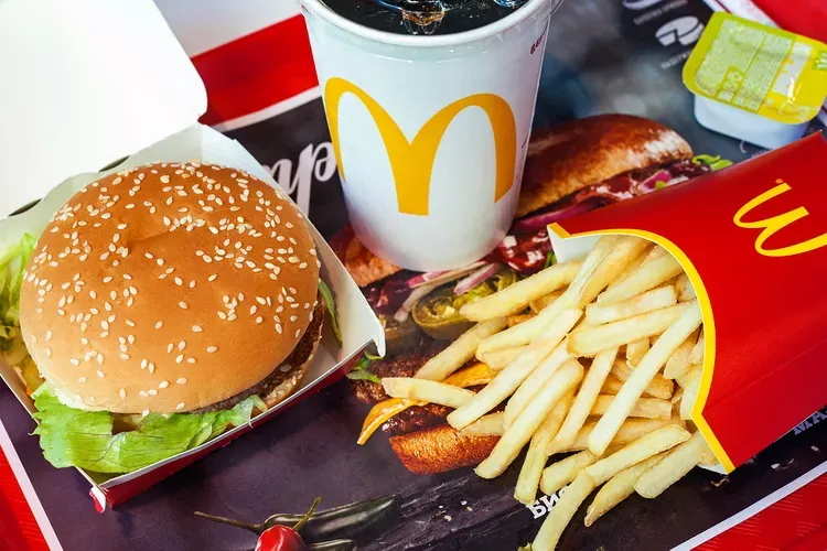 Elections aux Etats-Unis. L’Express : La campagne de Harris vacille. L’Effet McDonald’s pour Donald Trump. Tim Walz et Kamala.