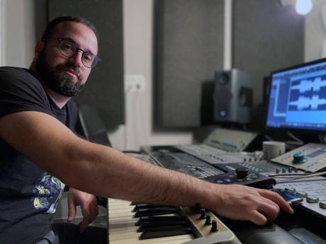 De Israël à la Jamaïque – Le producteur Jordan Schultz garde le rythme.