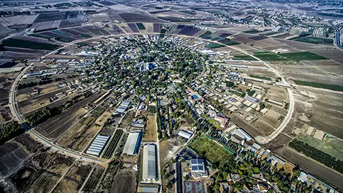 « Kibboutz et Innovation ». Un type unique de village coopératif d’agriculteurs inventé en Israël, les « moshavim ».