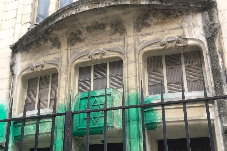 Honteux ! Plusieurs institutions juives parisiennes aspergées de peinture verte.