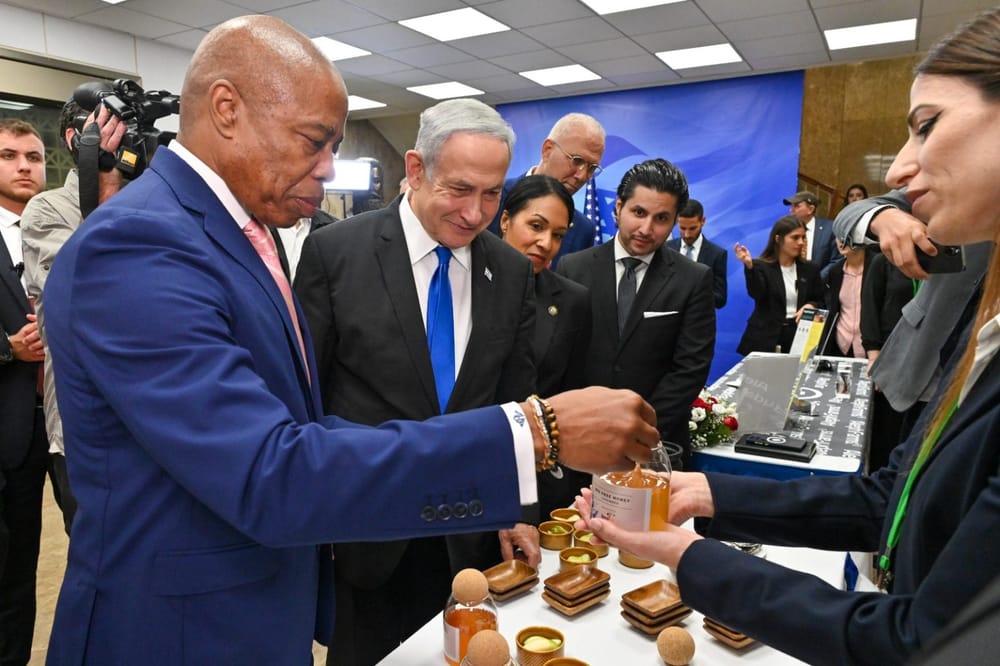 Le Maire de New-York Eric Adams mange un (bon?) steak de laboratoire (sans viande).