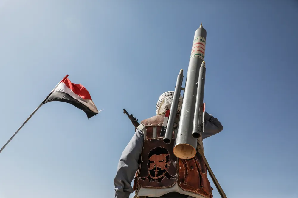 Les Houthis enterrent leurs ministres tués. En Israël on s’attend à ce que des missiles soient tirés… et ratent leur cible..