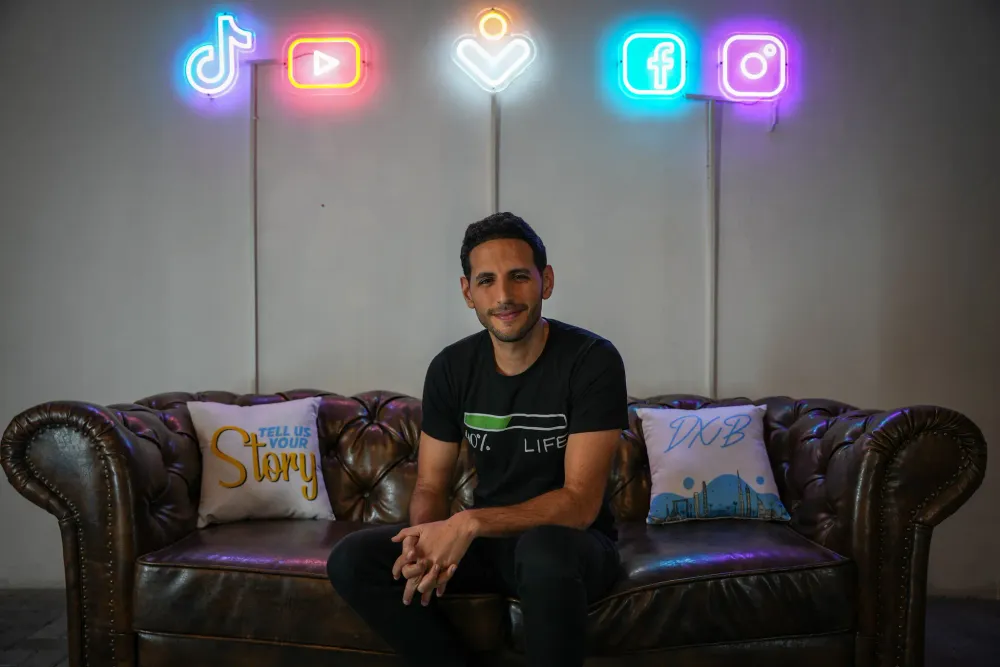 Un Arabe d’Israël à Dubaï, star des médias sociaux.