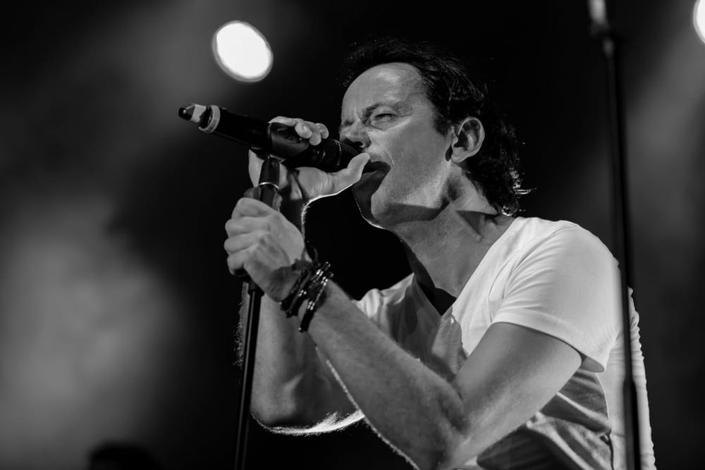 En hommage à Jacques Brel. Succès formidable pour Olivier Laurent qui a chanté hier soir à Tel-Aviv.
