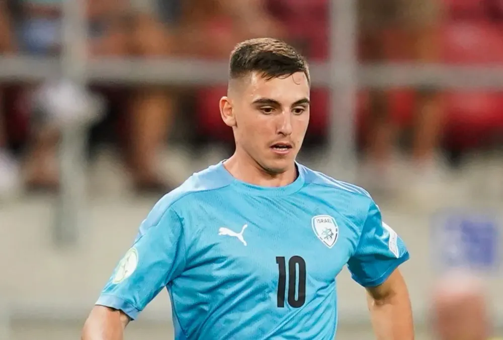 Oscar Gloukh, ce jeune footballer israélien, centre de toutes les convoitises.