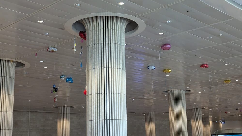 Les ballons bloqués au plafond de Ben Gourion Airport se retrouvent… dans les services pour enfants des hôpitaux du pays.
