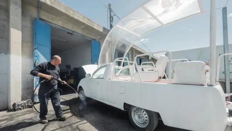 Une papamobile va devenir une clinique pour les enfants de Gaza.