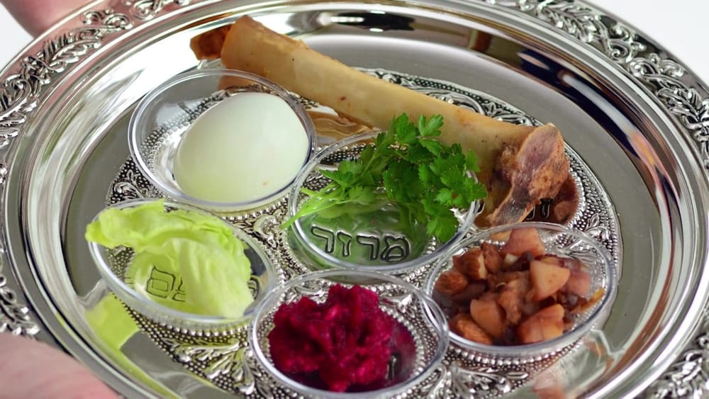 Seder. Pour marquer la fête, 500 membres du kibboutz Be’eri se sont rassemblés à Tel Aviv
