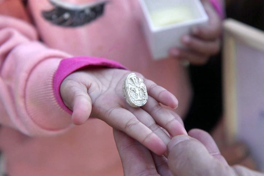 Une petite Israélienne découvre une amulette égyptienne vieille de 3 800 ans lors d’une randonnée avec sa famille.