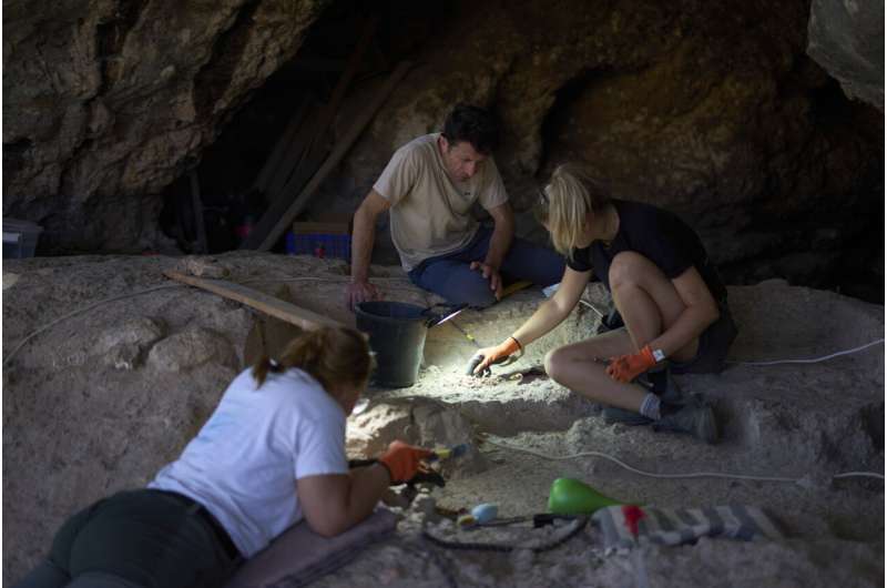 Un site funéraire vieux de 100 000 ans en Israël bouleverse nos connaissances sur les premiers humains.