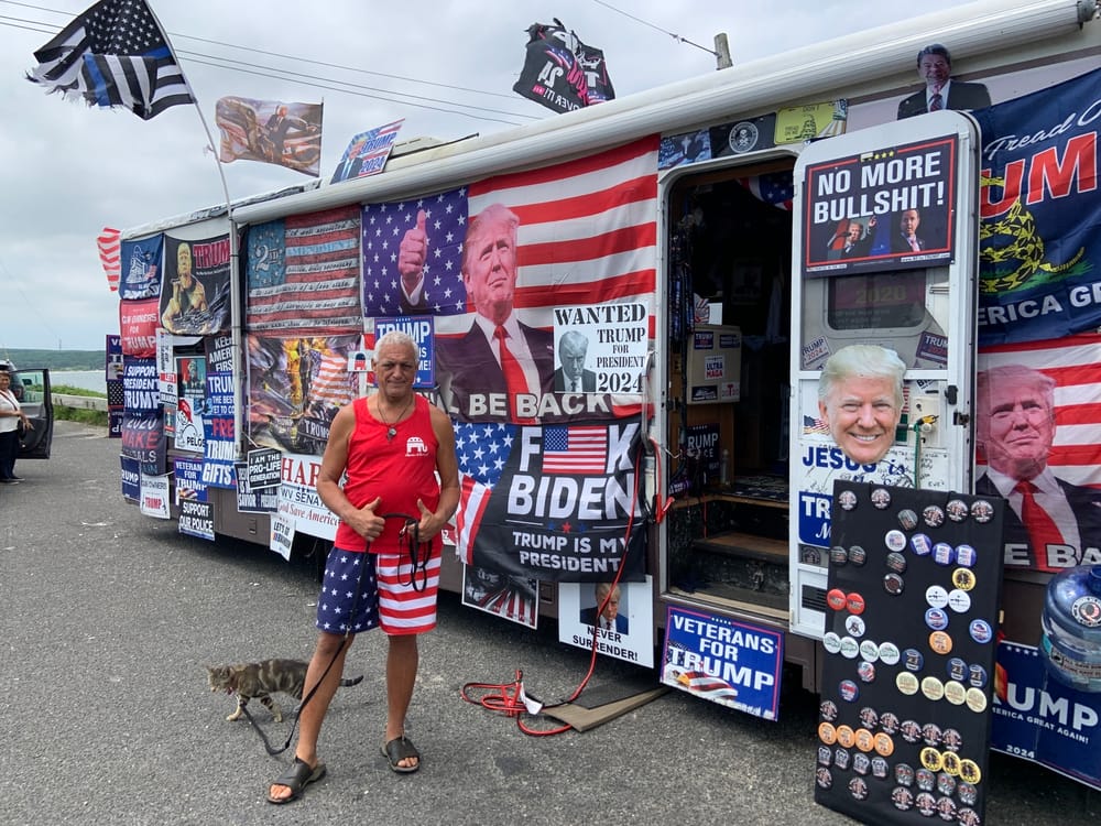 Vu d’Israël. Tentative d’assassinat de Trump. Tee-shirts, mugs et autres produits commémorant l’évènement inondent les marchés.